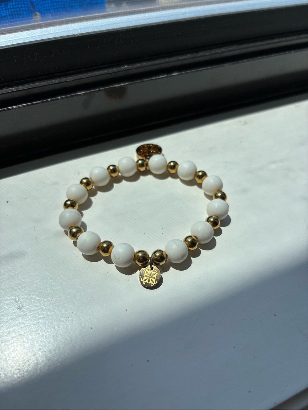 Rustic cuff gold and white bracelet - Picture 4 of 4